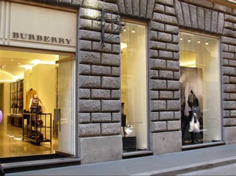 Via Condotti, Burberry: via il manager kapò, in negozio botte e 